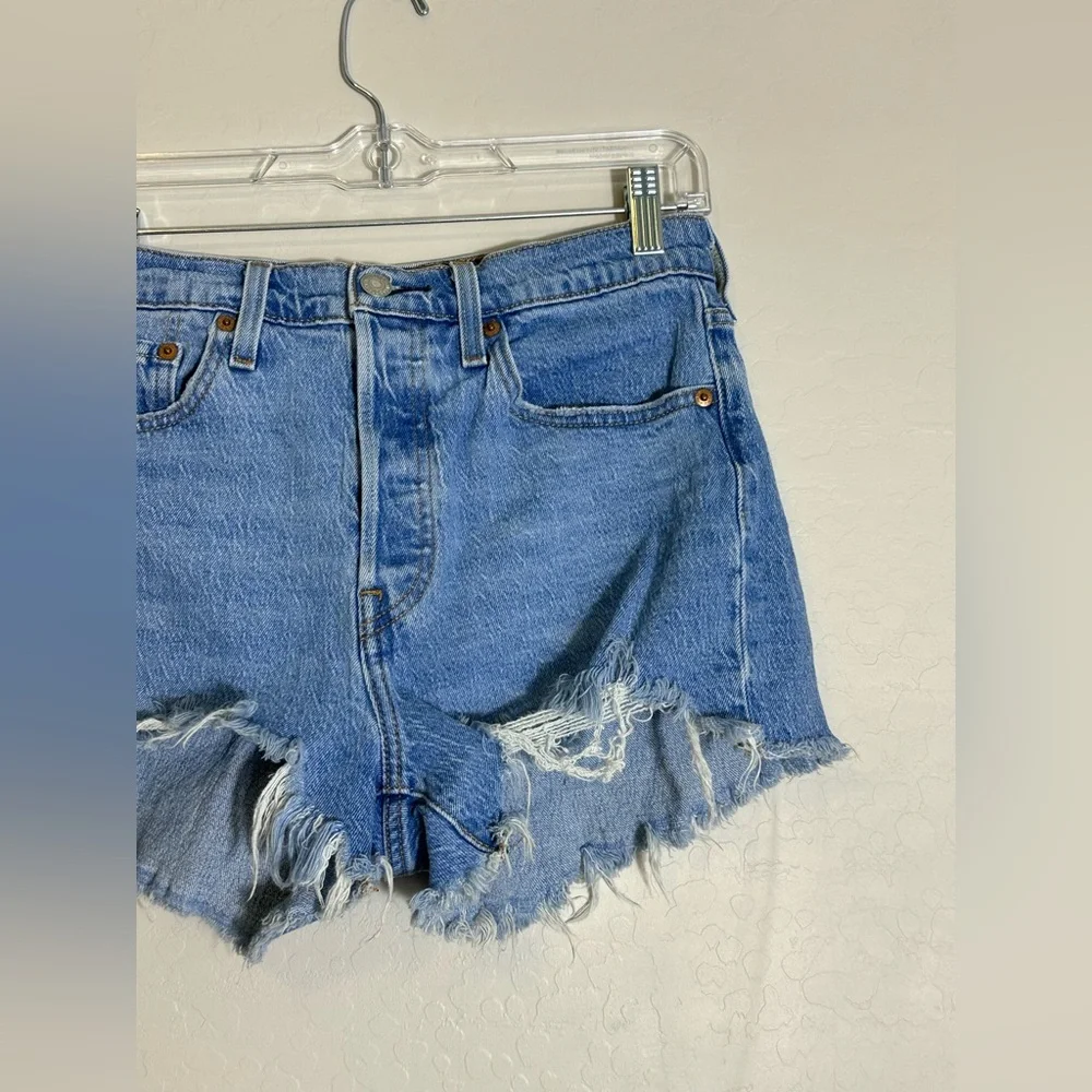 Levi’s 501 Women’s Button-fly Cutoff Shorts Size‎ Large destroyed